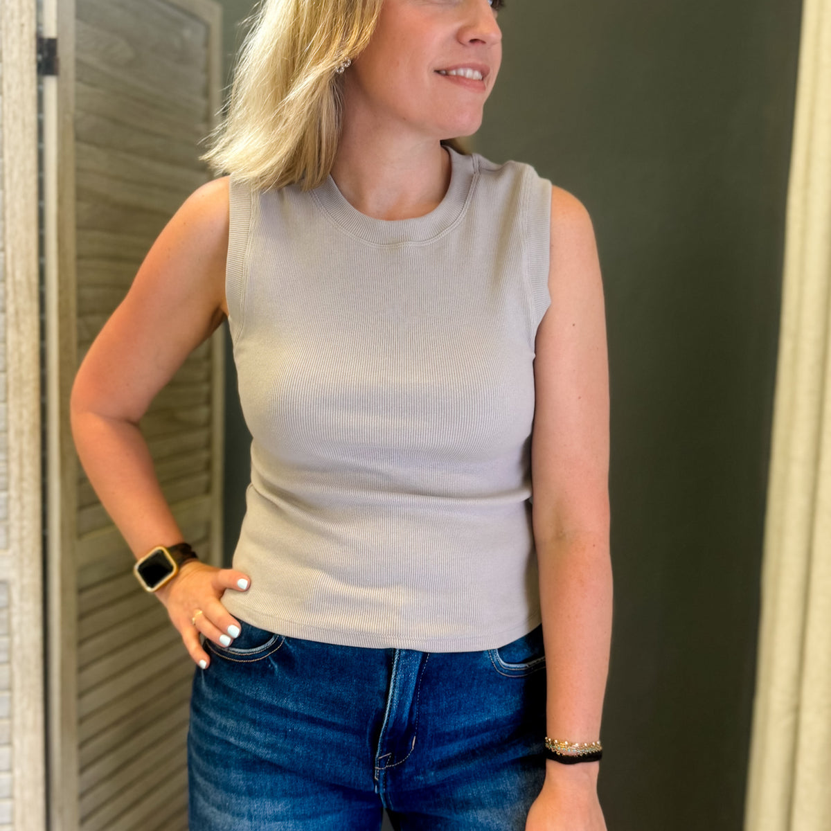 Fitted, ribbed tank top with flattering crew neckline grey