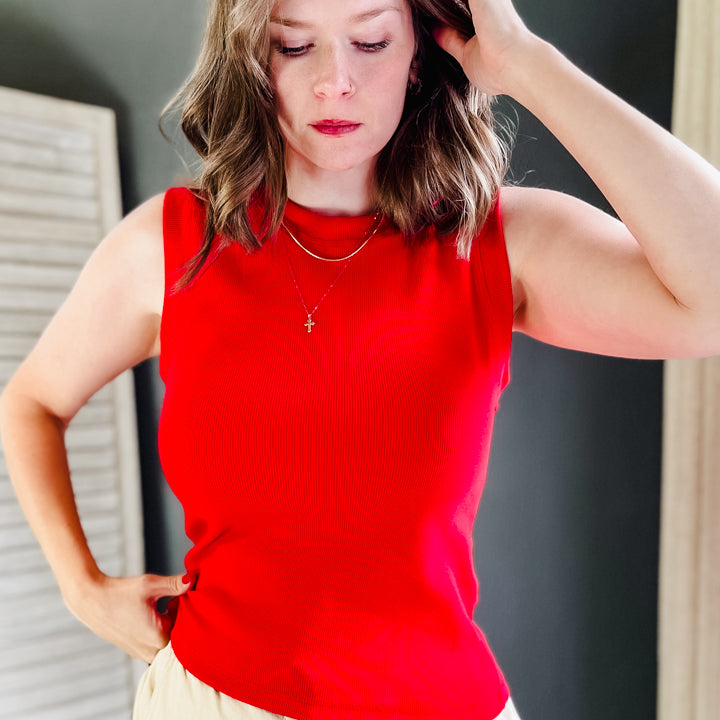 Fitted, ribbed tank top with flattering crew neckline red