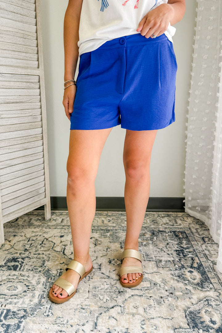A dressy short with front pockets for women blue