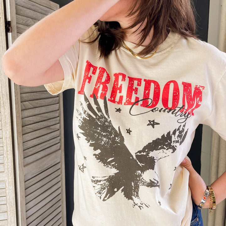 Relaxed-fitting tee with "Freedom Country" graphic ivory