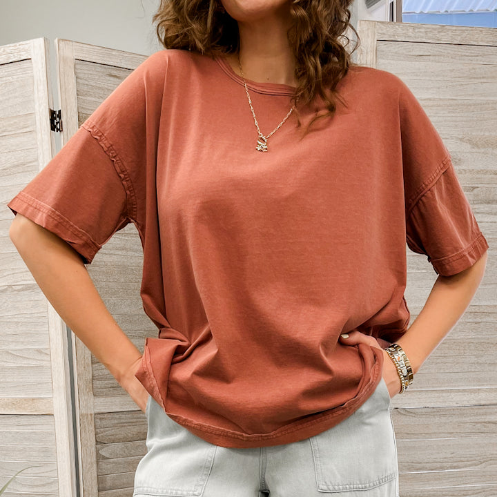 Relaxed-fitting exposed seam top rust