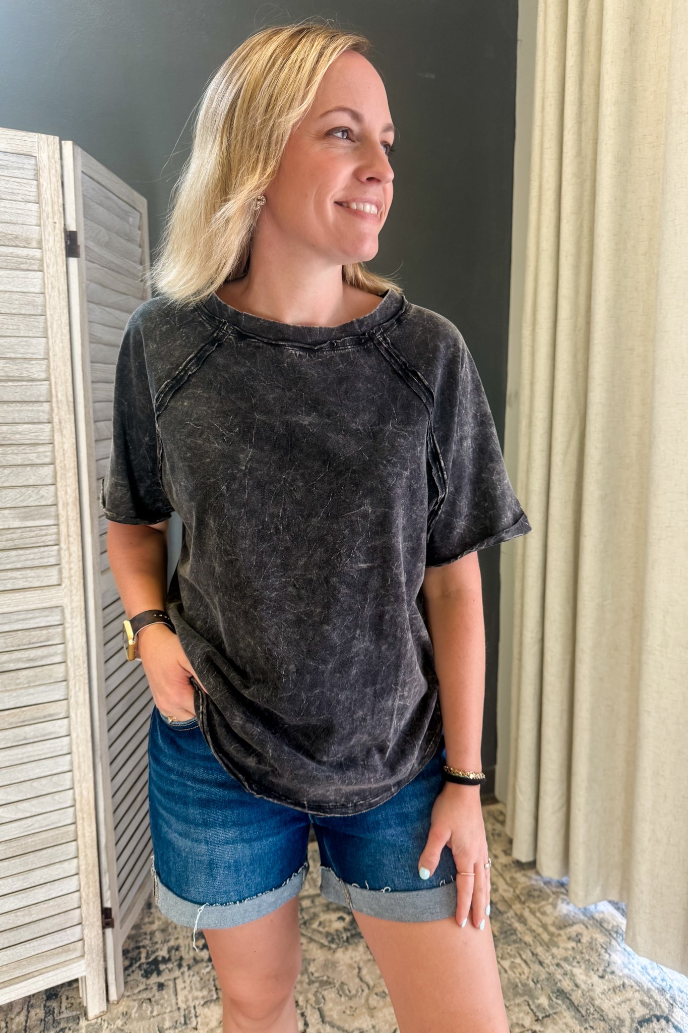 Oversized, mineral washed tee with raglan sleeves black