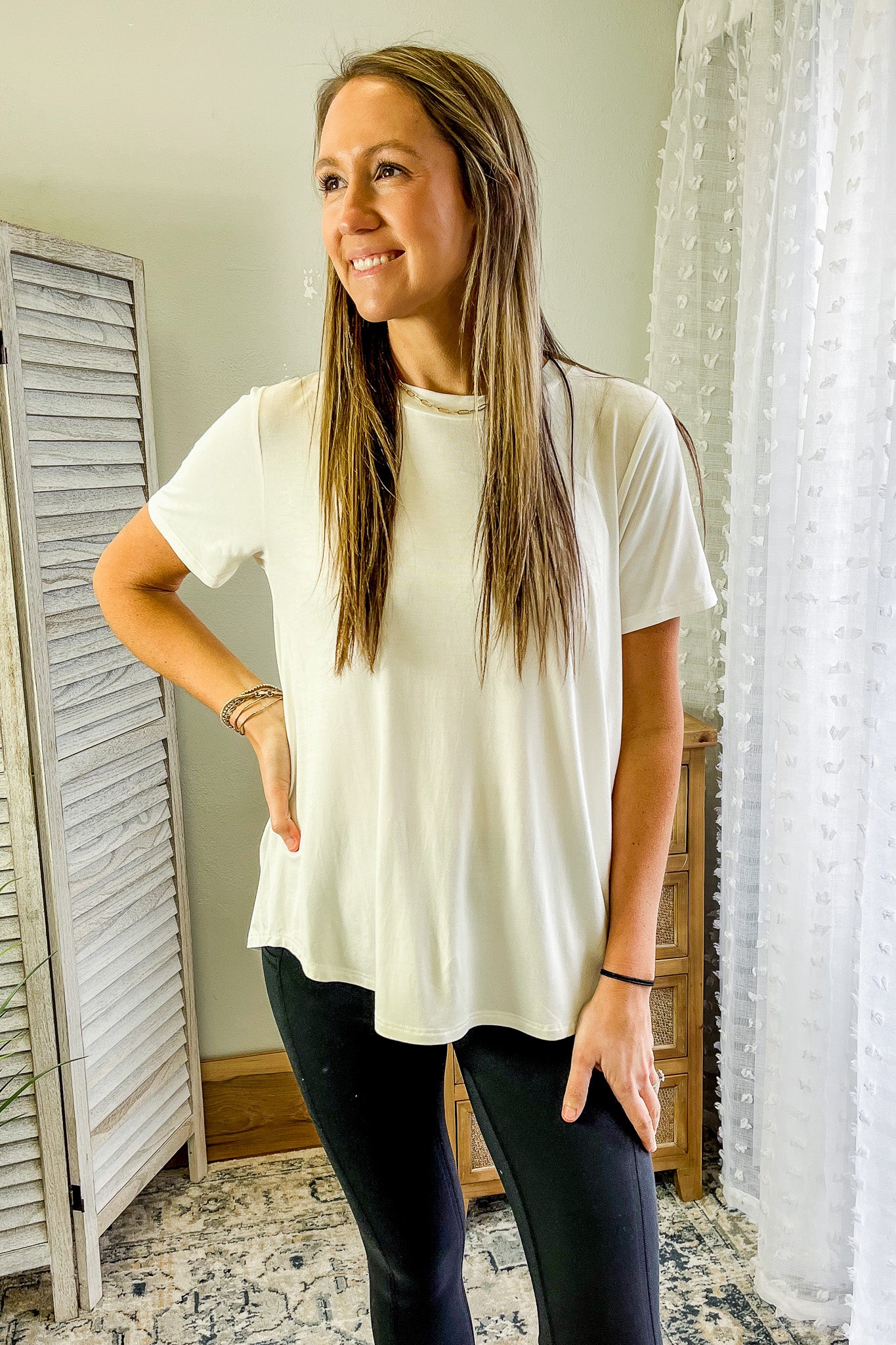 womens white short sleeve crew neck tee