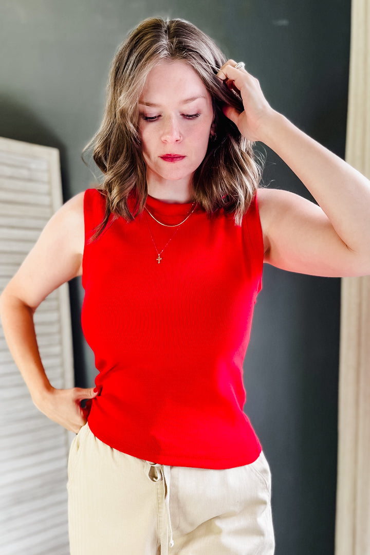 Fitted, ribbed tank top with flattering crew neckline red