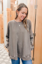 Curvy women's relaxed-fitting sweatshirt with pockets.
