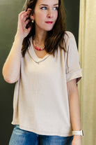 Women's flowy ribbed V-neck top with high-low hemline beige