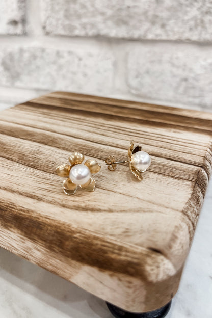 Flower Pearl Stud
