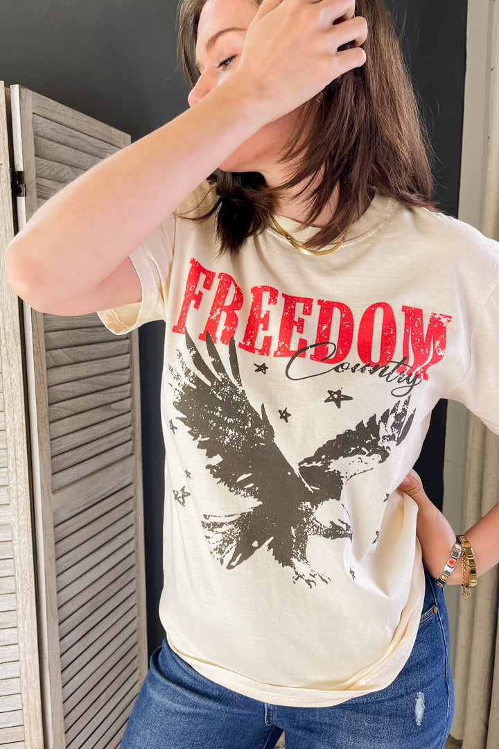 Relaxed-fitting tee with "Freedom Country" graphic ivory