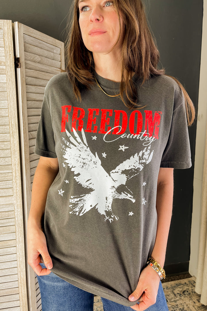 Relaxed-fitting tee with "Freedom Country" graphic charcoal