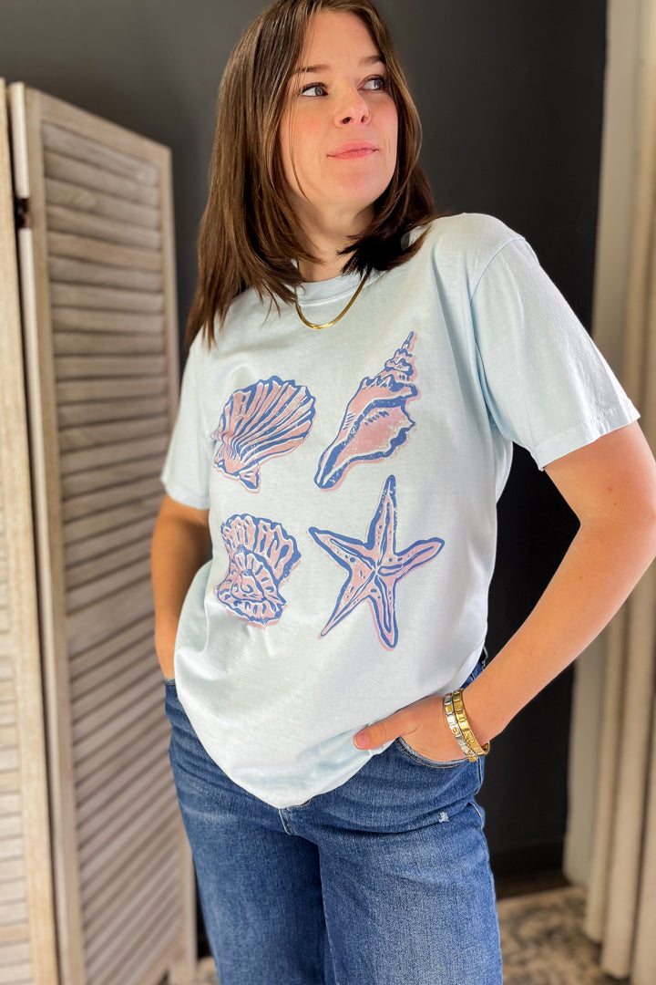 Relaxed-fitting tee with seashells graphic.